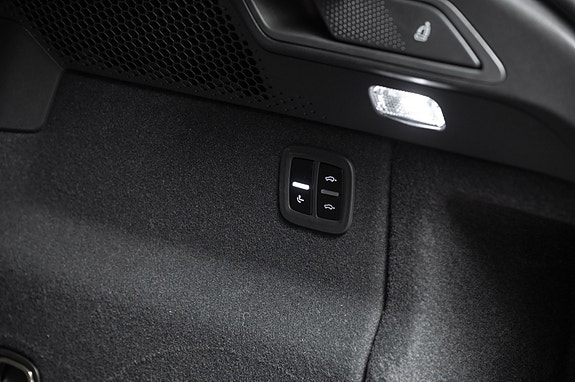Porsche Macan Turbo 29 of 30