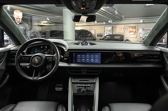 Porsche Macan Turbo 22 of 30