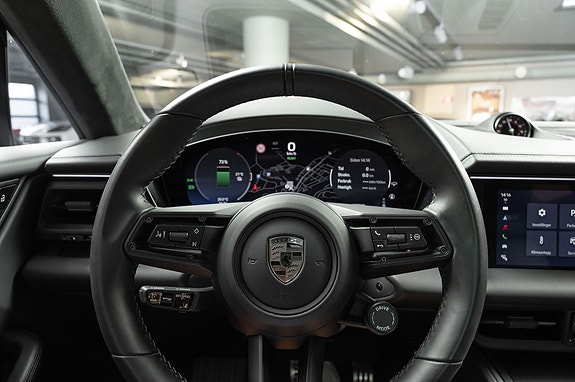 Porsche Macan Turbo 23 of 30