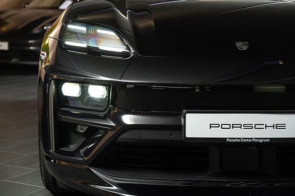 Porsche Macan Turbo 3 of 30