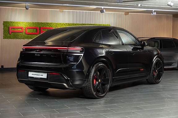 Porsche Macan Turbo 7 of 30