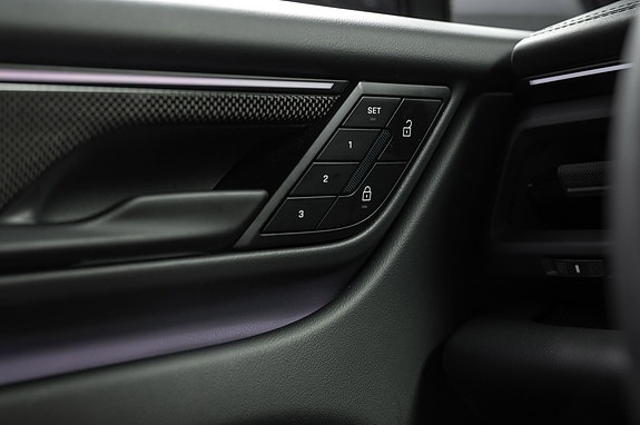 Porsche Macan Turbo 16 of 30