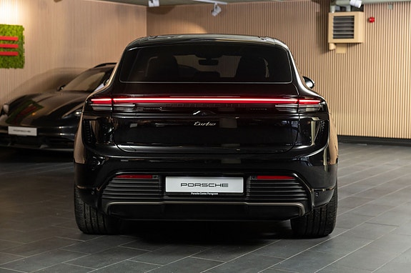 Porsche Macan Turbo 5 of 30