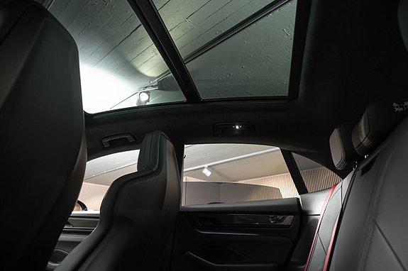 Porsche Macan Turbo 21 of 30