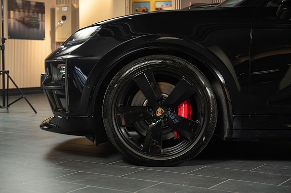 Porsche Macan Turbo 8 of 30