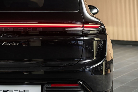 Porsche Macan Turbo 4 of 30