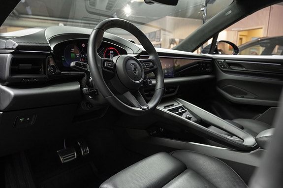 Porsche Macan Turbo 18 of 30