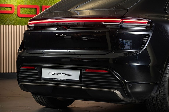 Porsche Macan Turbo 6 of 30