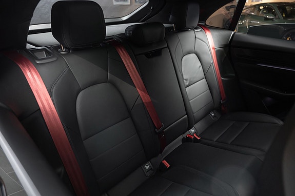 Porsche Macan Turbo 30 of 30