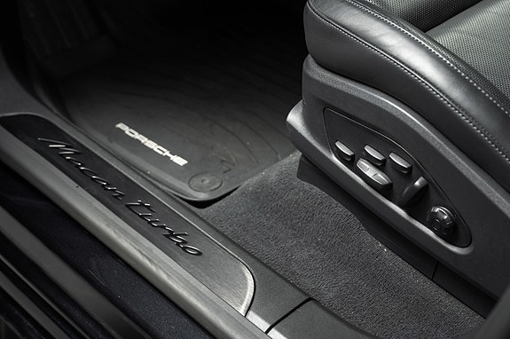 Porsche Macan Turbo 19 of 30