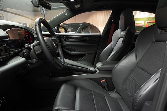 Porsche Macan Turbo 10 of 30