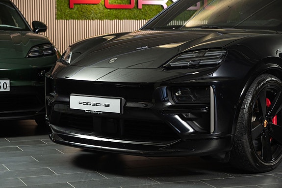 Porsche Macan Turbo 9 of 30