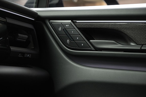 Porsche Macan Turbo 15 of 30