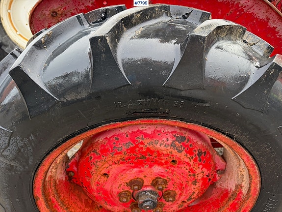 Bolinder Munktell BM320 traktor med vinsj og tre-skjærs plog. Mindre rep.objekt 23 of 30