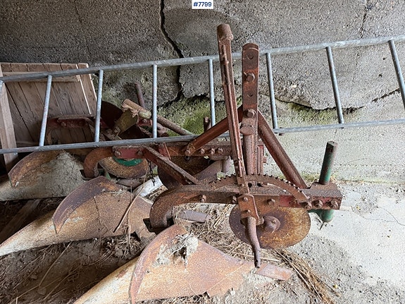 Bolinder Munktell BM320 traktor med vinsj og tre-skjærs plog. Mindre rep.objekt 26 of 30