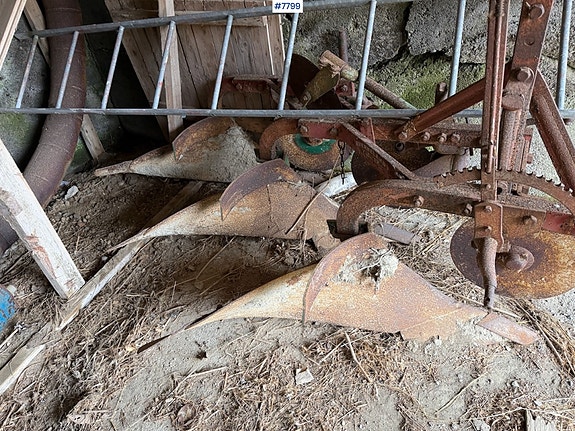 Bolinder Munktell BM320 traktor med vinsj og tre-skjærs plog. Mindre rep.objekt 25 of 30