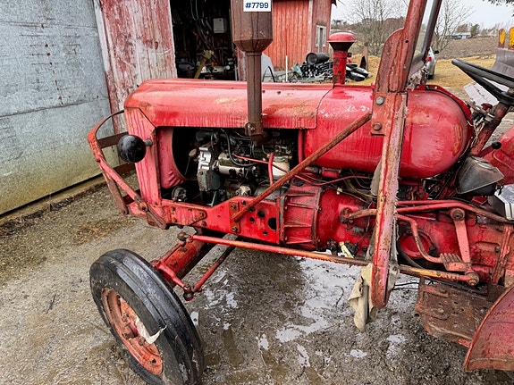 Bolinder Munktell BM320 traktor med vinsj og tre-skjærs plog. Mindre rep.objekt 14 of 30
