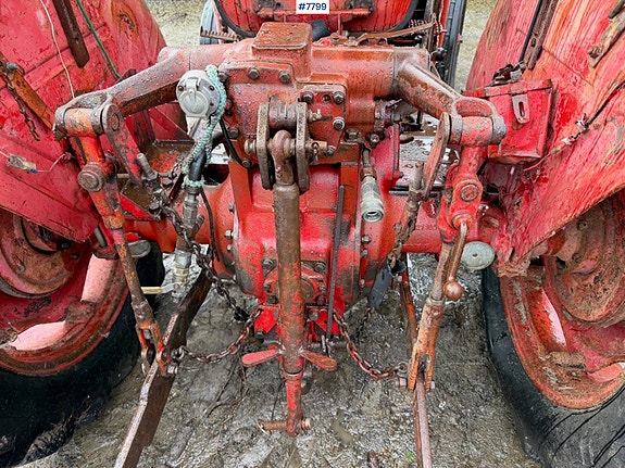 Bolinder Munktell BM320 traktor med vinsj og tre-skjærs plog. Mindre rep.objekt 16 of 30