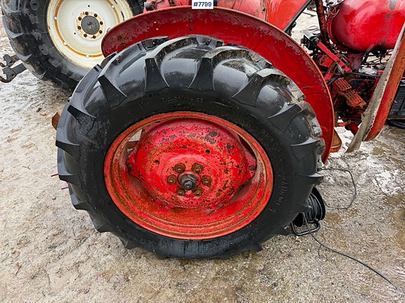 Bolinder Munktell BM320 traktor med vinsj og tre-skjærs plog. Mindre rep.objekt 22 of 30