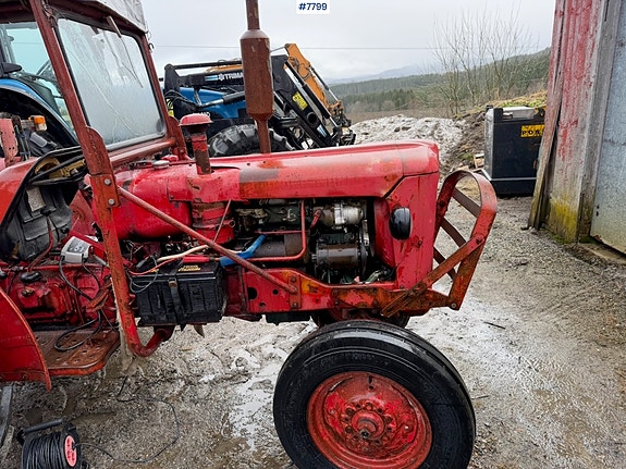 Bolinder Munktell BM320 traktor med vinsj og tre-skjærs plog. Mindre rep.objekt 9 of 30
