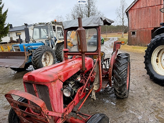 Bolinder Munktell BM320 traktor med vinsj og tre-skjærs plog. Mindre rep.objekt 3 of 30