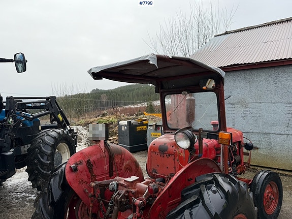 Bolinder Munktell BM320 traktor med vinsj og tre-skjærs plog. Mindre rep.objekt 11 of 30