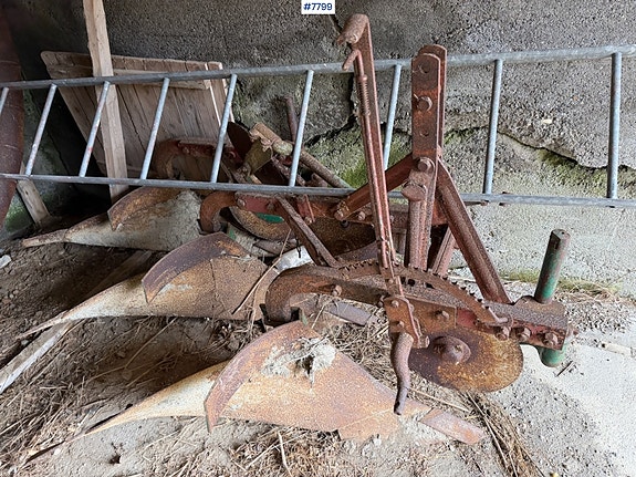Bolinder Munktell BM320 traktor med vinsj og tre-skjærs plog. Mindre rep.objekt 28 of 30