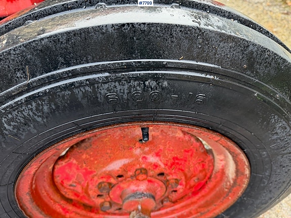 Bolinder Munktell BM320 traktor med vinsj og tre-skjærs plog. Mindre rep.objekt 24 of 30