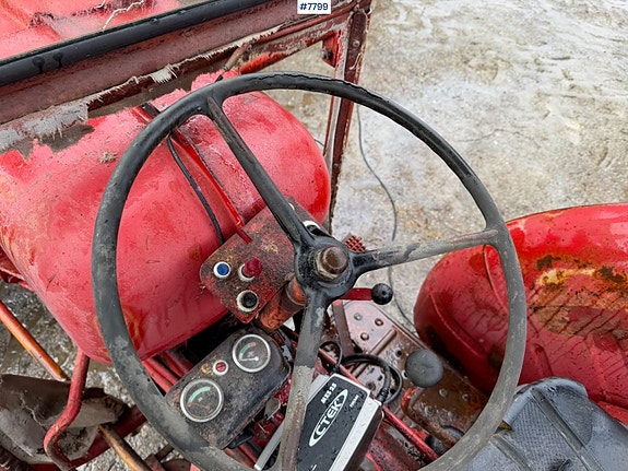 Bolinder Munktell BM320 traktor med vinsj og tre-skjærs plog. Mindre rep.objekt 18 of 30