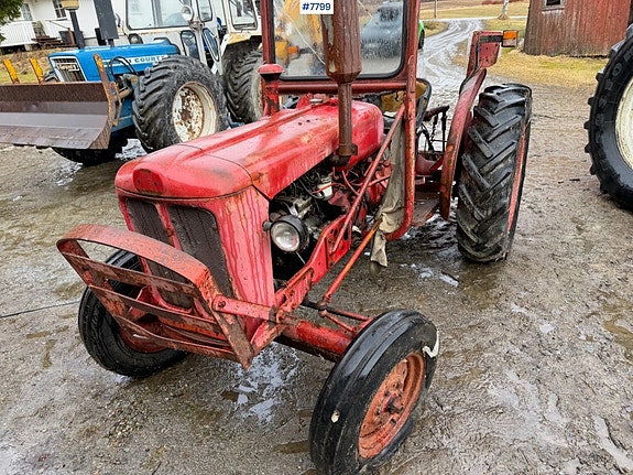 Bolinder Munktell BM320 traktor med vinsj og tre-skjærs plog. Mindre rep.objekt 6 of 30