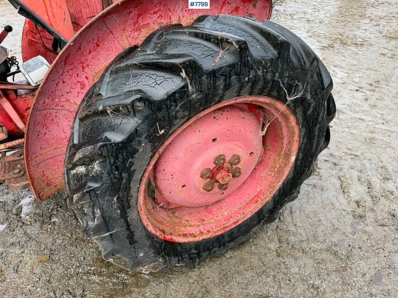 Bolinder Munktell BM320 traktor med vinsj og tre-skjærs plog. Mindre rep.objekt 21 of 30
