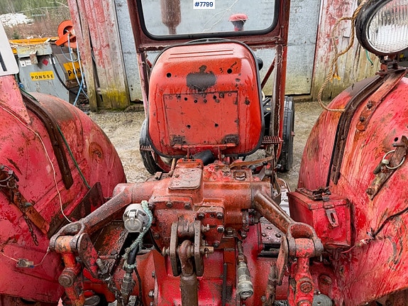 Bolinder Munktell BM320 traktor med vinsj og tre-skjærs plog. Mindre rep.objekt 15 of 30