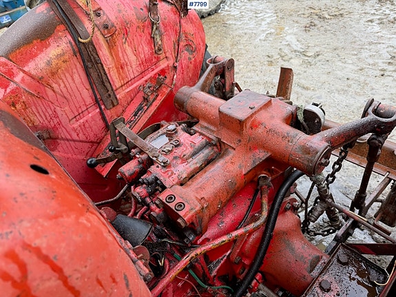 Bolinder Munktell BM320 traktor med vinsj og tre-skjærs plog. Mindre rep.objekt 17 of 30