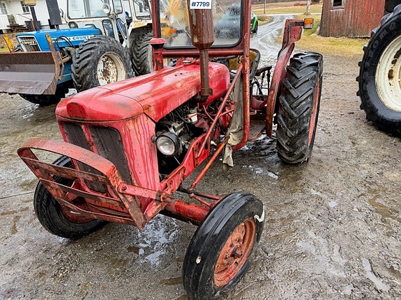 Bolinder Munktell BM320 traktor med vinsj og tre-skjærs plog. Mindre rep.objekt 5 of 30