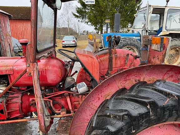 Bolinder Munktell BM320 traktor med vinsj og tre-skjærs plog. Mindre rep.objekt 13 of 30