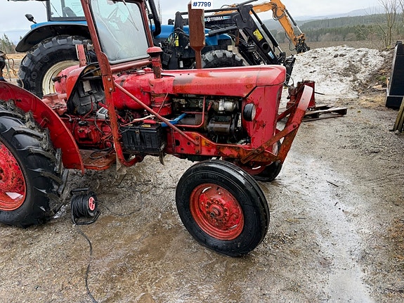 Bolinder Munktell BM320 traktor med vinsj og tre-skjærs plog. Mindre rep.objekt 8 of 30