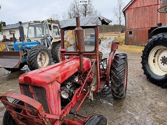 Bolinder Munktell BM320 traktor med vinsj og tre-skjærs plog. Mindre rep.objekt 2 of 30