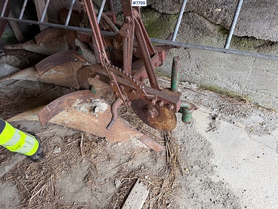 Bolinder Munktell BM320 traktor med vinsj og tre-skjærs plog. Mindre rep.objekt 30 of 30