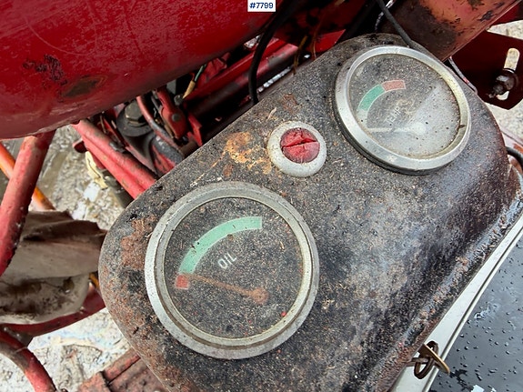 Bolinder Munktell BM320 traktor med vinsj og tre-skjærs plog. Mindre rep.objekt 20 of 30