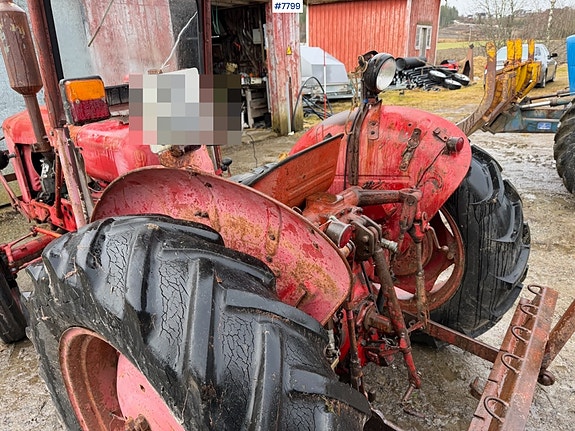 Bolinder Munktell BM320 traktor med vinsj og tre-skjærs plog. Mindre rep.objekt 7 of 30