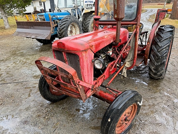 Bolinder Munktell BM320 traktor med vinsj og tre-skjærs plog. Mindre rep.objekt 4 of 30