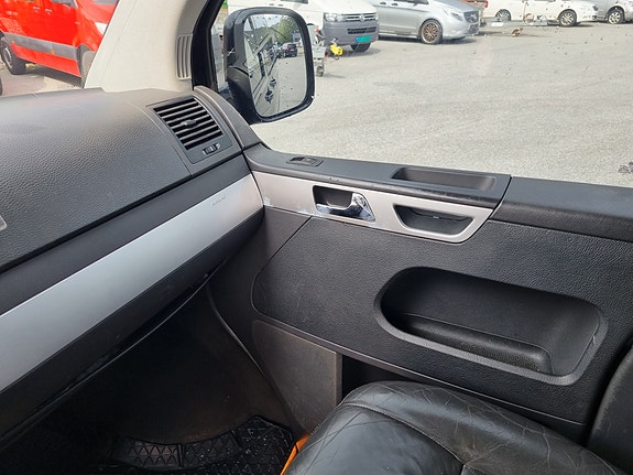 Volkswagen Multivan 19 of 30