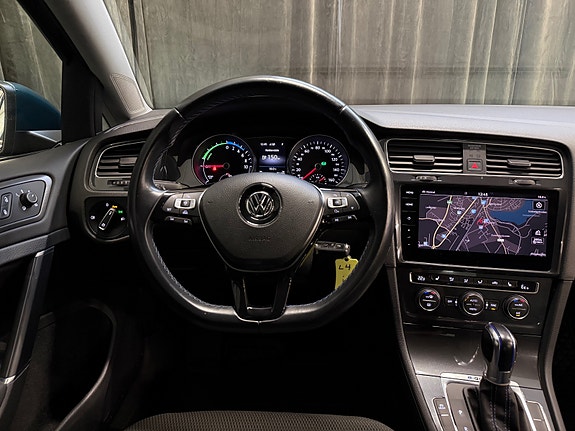 Volkswagen e-Golf VII 16 of 30