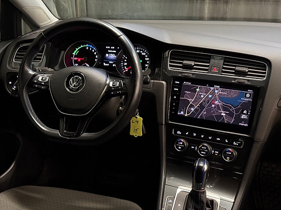 Volkswagen e-Golf VII 15 of 30