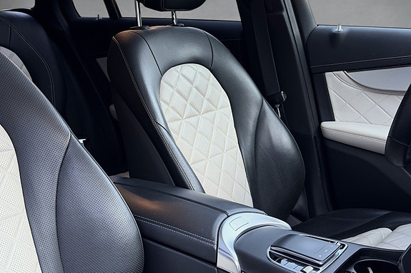 Mercedes-Benz EQC400 19 of 30