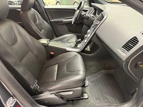 Volvo XC60 14 of 27