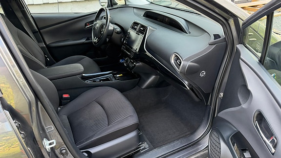 Toyota Prius Plug-in Hybrid 10 of 11
