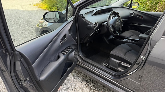 Toyota Prius Plug-in Hybrid 6 of 11