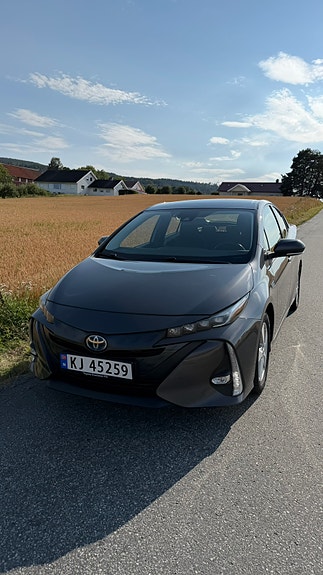 Toyota Prius Plug-in Hybrid 2 of 11