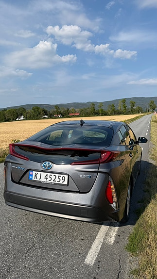 Toyota Prius Plug-in Hybrid 3 of 11